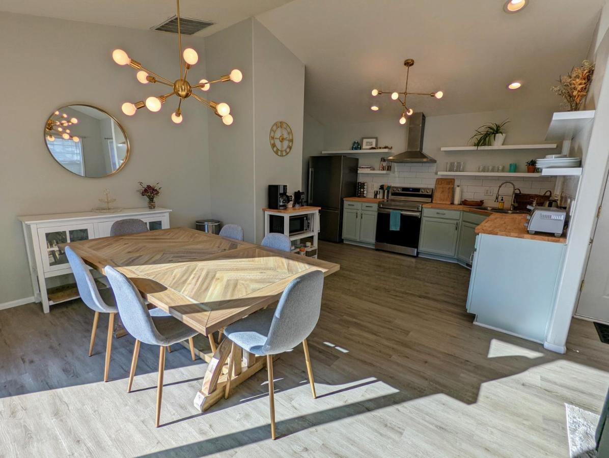 Contemporary 2-Bedroom Close To Downtown, Dining Юджин Екстер'єр фото