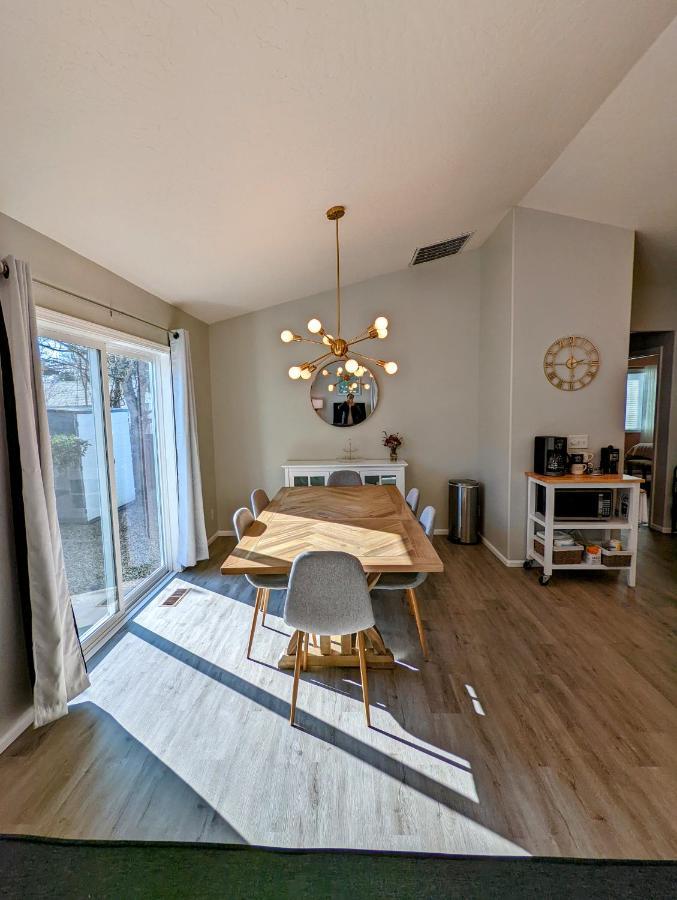 Contemporary 2-Bedroom Close To Downtown, Dining Юджин Екстер'єр фото